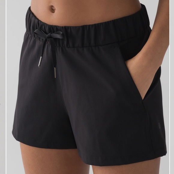 Lululemon On The Fly Shorts Blk Sz 8 - Picture 4 of 4